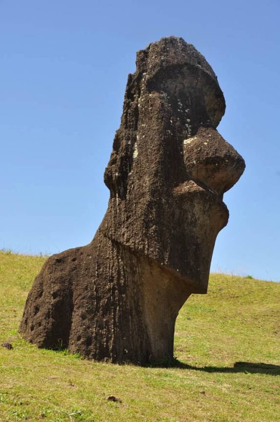 Visitando Rano Raraku, onde eram produzidos os Moais que se espalham por Rapa Nui (ou Ilha de Páscoa), território chileno no meio do Oceano Pacífico